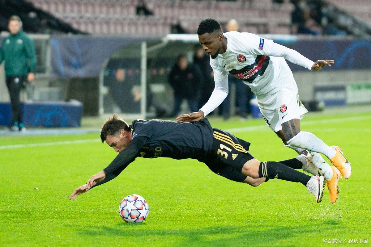 今夜阿贾克斯备战欧联，外线爆发细节曝光，气氛紧张，资深球员宣示担当(荷甲阿贾克斯今天比赛)