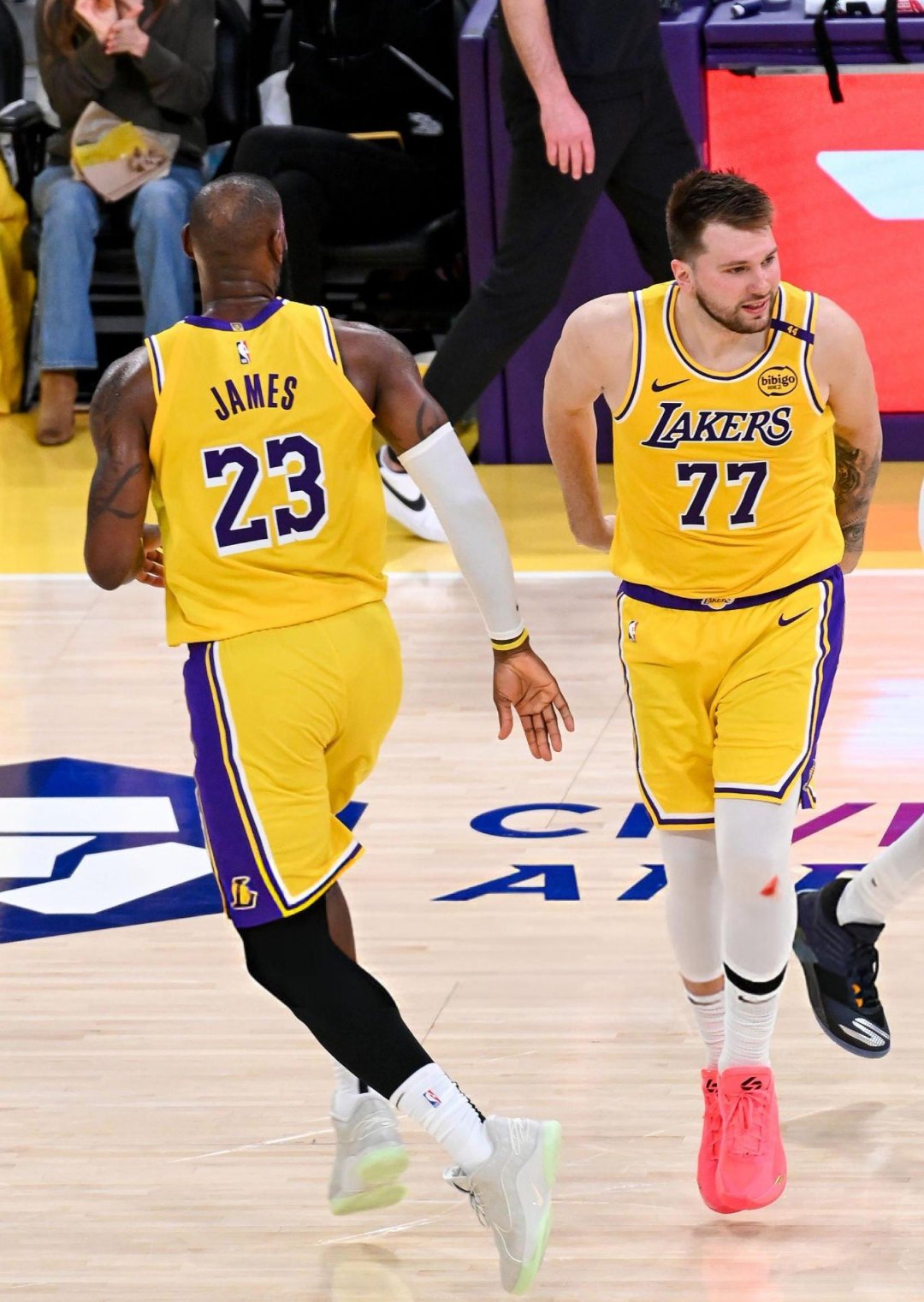 包含今晚洛杉矶湖人备战德国杯，外线爆发细节曝光，管理层满意，赛程密集仍需轮换的词条