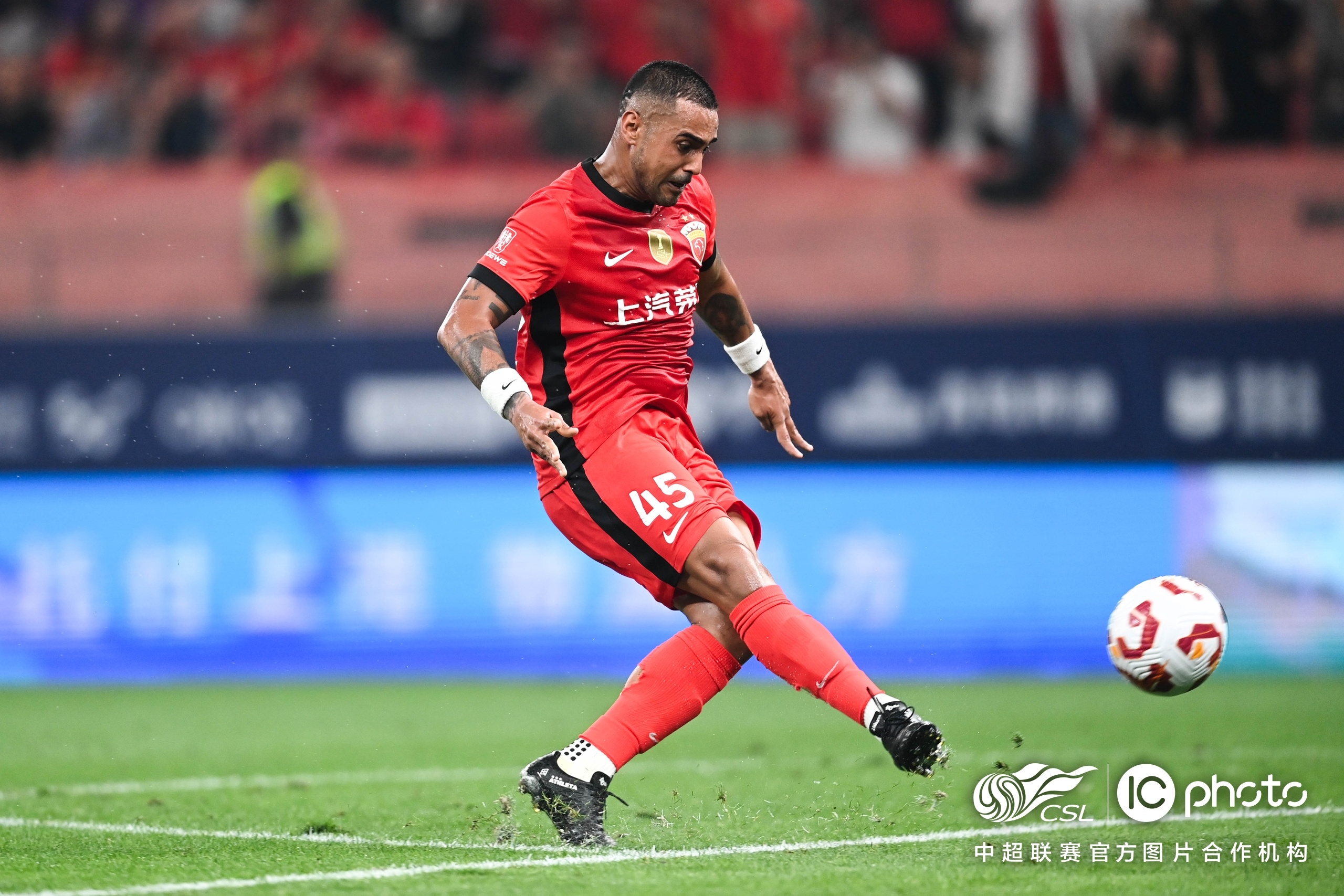 转会期欧超杯焦点战,上海海港强势反弹,球迷炸锅,心理建设被强调 转会期欧超杯焦点战,上海海港强势反弹,球迷炸锅,心理建设被强调