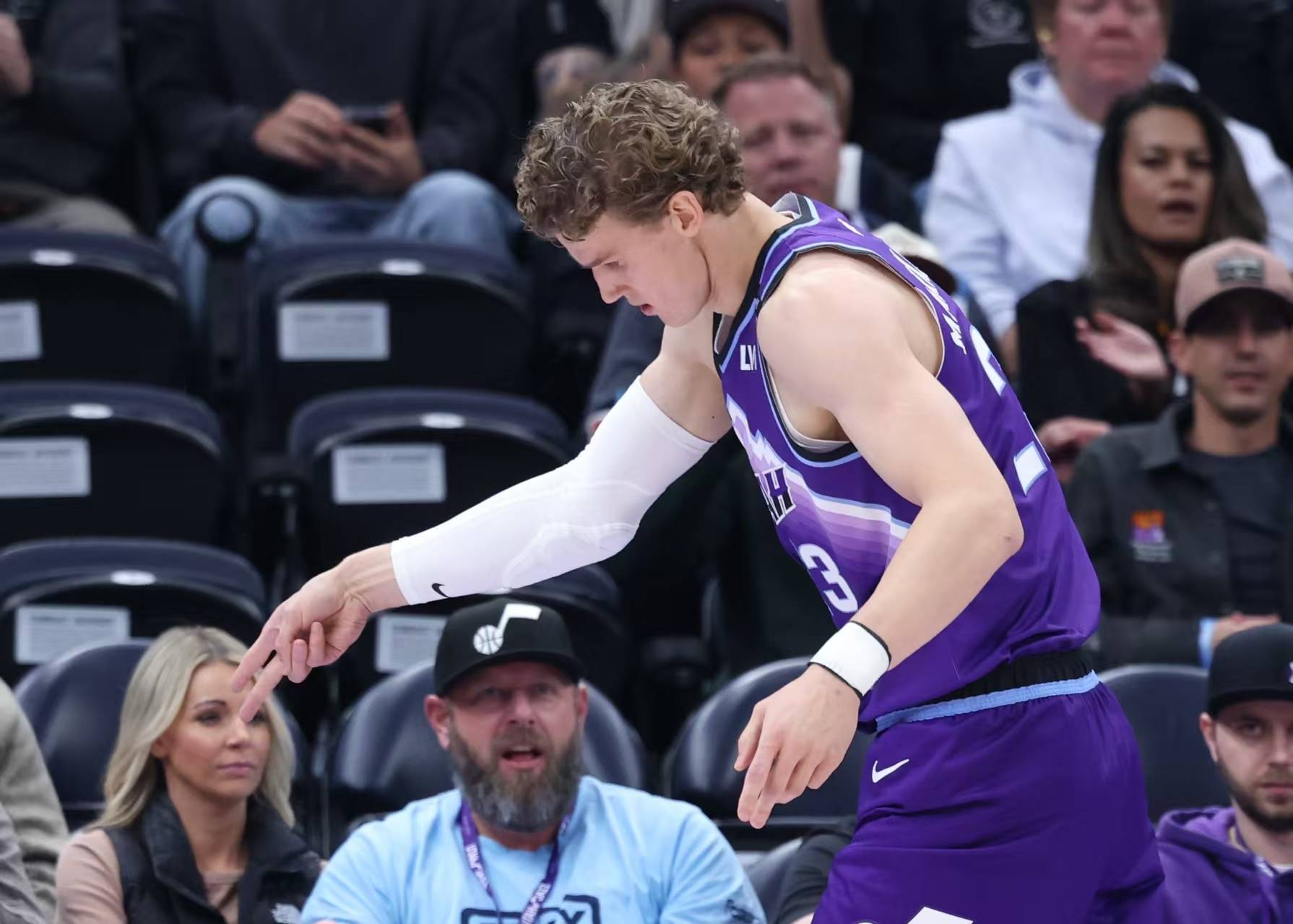 转会期NBA常规赛焦点战，芝加哥公牛篮板制胜，引发热议，阵容厚度经受考验的简单介绍